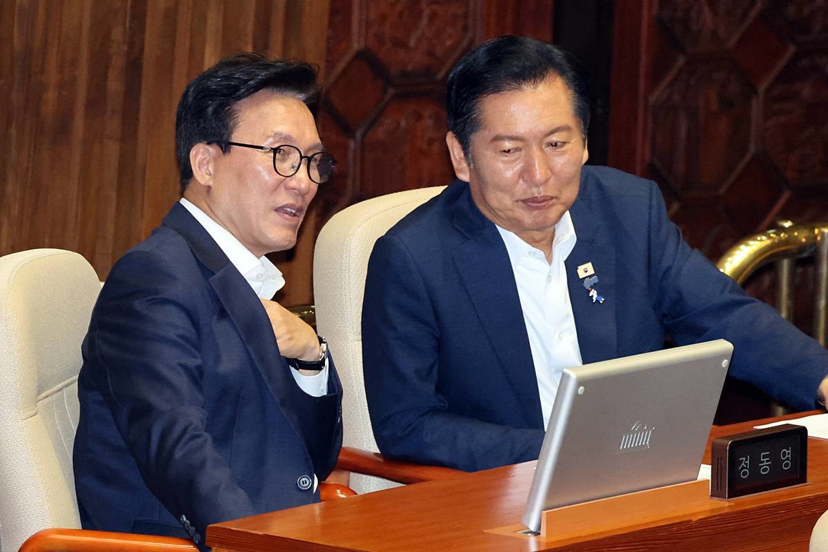 더불어민주당 김민석 대표와 정청래 의원이 지난달 26일 오후 서울 여의도 국회에서 열린 제438회국회(임시회) 제2차 본회의에서 대화를 나누고 있다 / 뉴스1