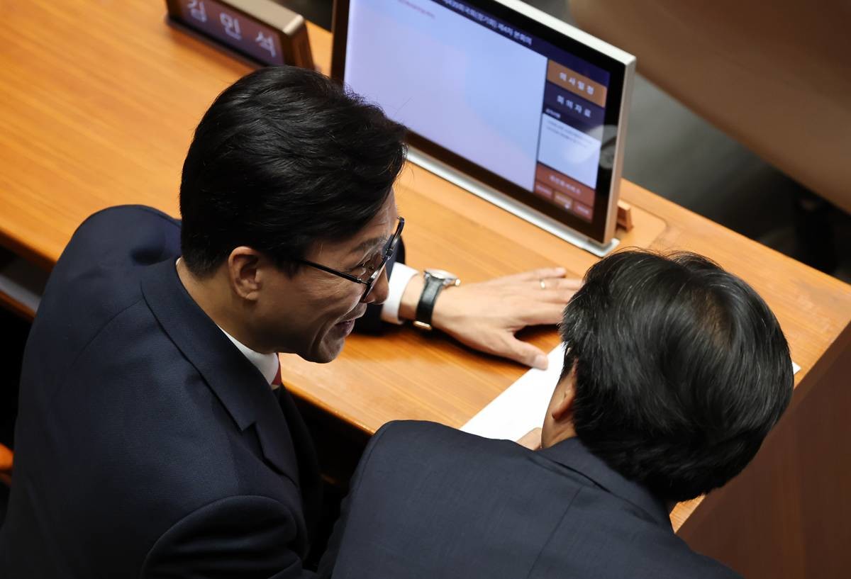 김민석 더불어민주당 대표가 지난 8일 오전 서울 여의도 국회에서 열린 제439회국회(정기회) 제4차 본회의에 참석해 의원들과 대화를 나누고 있다 / 뉴스1