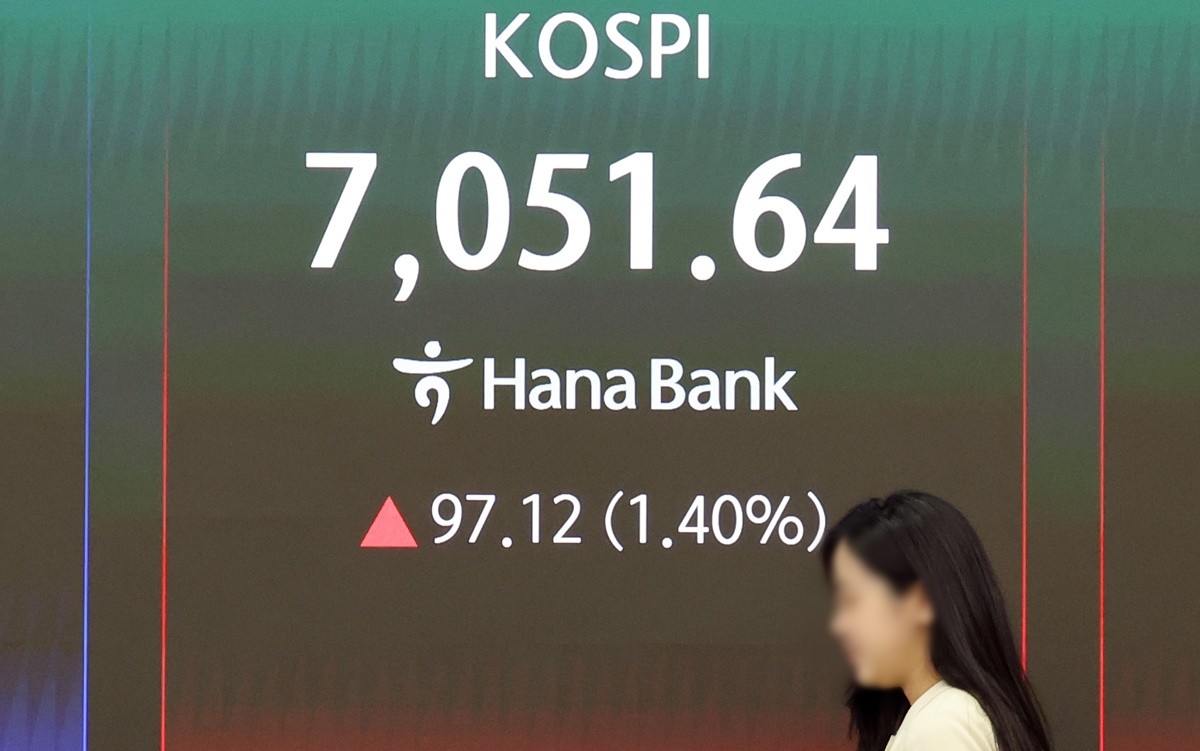 서울 중구 하나은행 딜링룸 전광판에 코스피 종가가 표시되고 있다. 기사 이해를 돕기 위한 자료 사진. 기사 내용과 직접적인 관련은 없음. 노후를 준비하는 방법으로 주식·채권 등 금융자산을 선택하는 20·30대 비율이 크게 늘어난 것으로 나타났다. 최근 국가통계포털에 따르면, 지난해 노후 준비 방법(복수 응답 가능)으로 '주식·채권 등'을 꼽은 20대(19∼29세)는 12.8%로 나타났다. 관련 연령대 조사가 공표되기 시작한 2011년(2.6%)과 비교하면 14년 새 10.2%포인트(p) 상승했다. 30대 역시 주식·채권을 노후 준비 방법으로 꼽은 비율이 2011년 2.8%에서 지난해 13.4%로 10.6%p 급등했다. 각각 약 5배로 늘어난 것이다. / 뉴스1