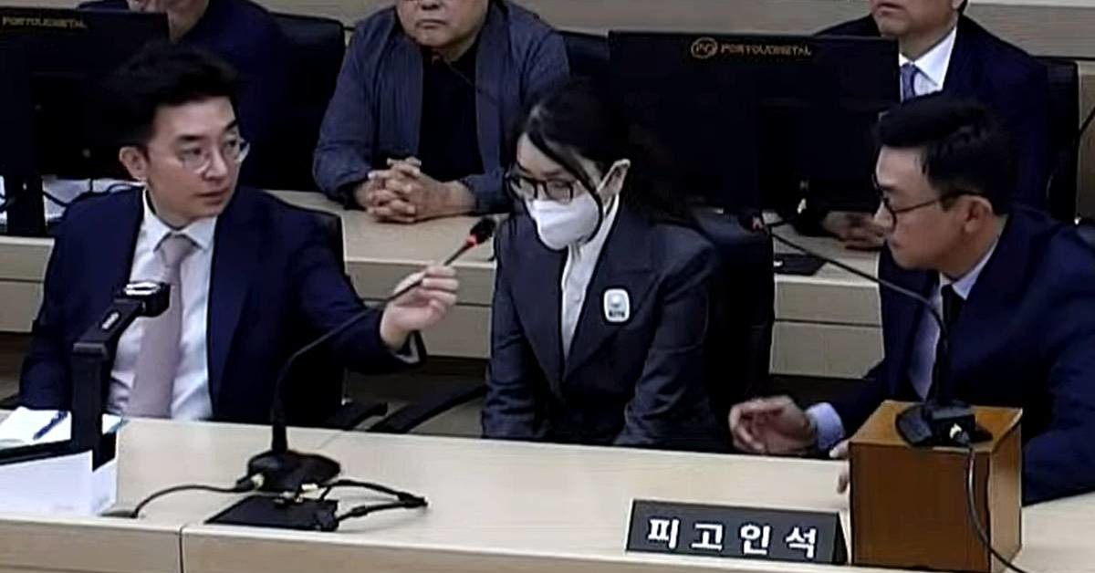 김건희 여사가 지난 6월 26일 서울 서초구 중앙지방법원에서 열린 특정범죄가중처벌등에관한법률위반(알선수재) 부정청탁및금품등수수의금지에관한법률위반 증거인멸 등에 대한 선고 공판에 출석하고 있다 / 서울중앙지방법원 제공, 뉴스1