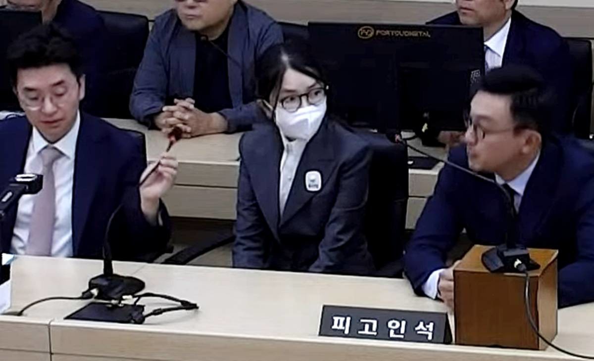 김건희 여사가 지난 6월 26일 서울 서초구 중앙지방법원에서 열린 특정범죄가중처벌등에관한법률위반(알선수재) 부정청탁및금품등수수의금지에관한법률위반 증거인멸 등에 대한 선고 공판에 출석해 발언하고 있다 / 서울중앙지방법원 제공, 뉴스1