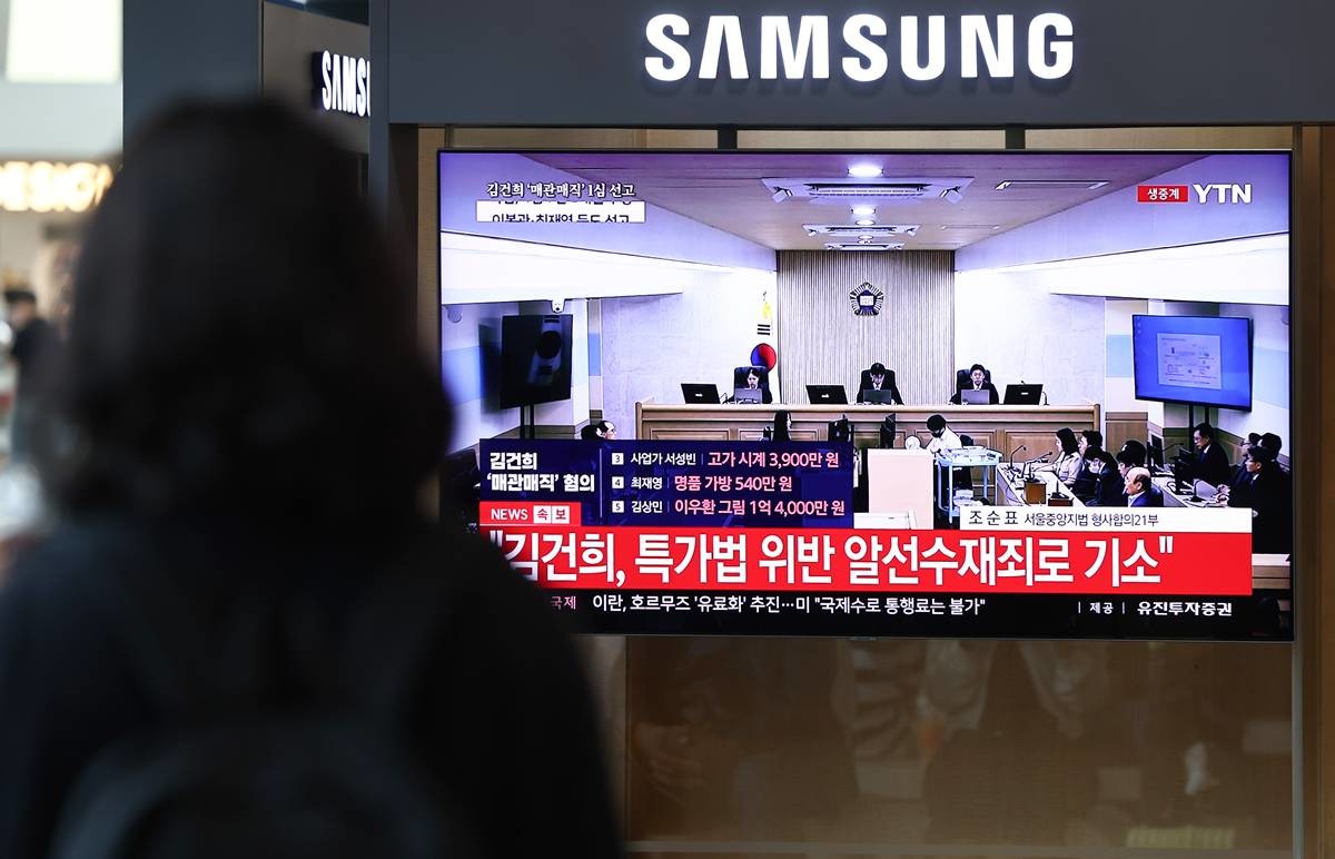 지난 6월 26일 오후 서울 용산구 서울역 대합실에서 각종 고가 귀금속과 함께 인사, 이권 청탁을 받은 혐의로 특정범죄 가중처벌법상 알선수재 혐의로 기소된 김건희 여사의 1심 선고 생중계가 나오고 있다 / 뉴스1
