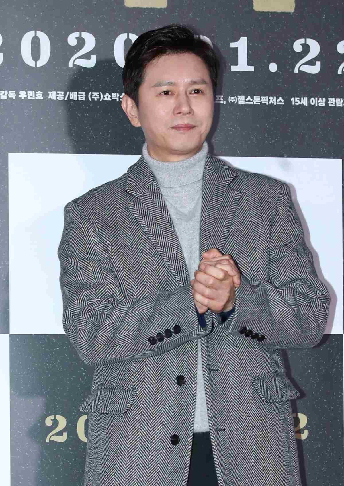 배우 김민종이 2020년 서울 코엑스메가박스에서 열린 영화 ‘남산의 부장들’ VIP시사회에 참석해 포즈를 취하고 있다. / 뉴스1