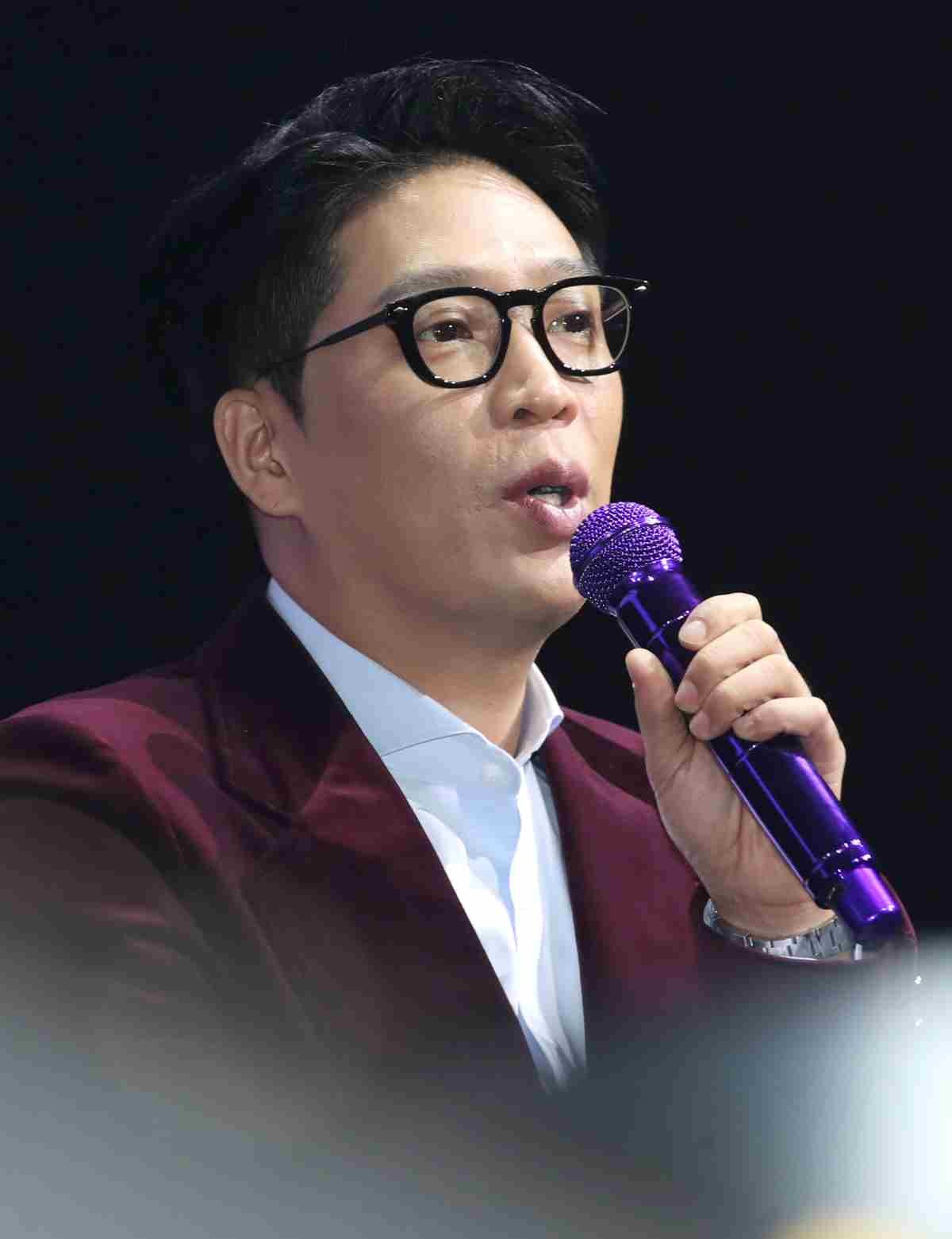 래퍼 MC몽이 2019년 서울 광진구 YES24 라이브홀에서 열린 음감회에 참석해 취재진 질문에 답하고 있다. / 뉴스1