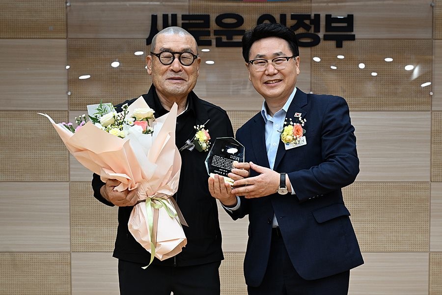 김원기 의정부시장이 9월 9일 시청 태조홀에서 열린 ‘귀뚜라미 장학금 수여식’에서 귀뚜라미 그룹 최진민 회장에게 감사패를 수여한 뒤 기념촬영을 하고 있다