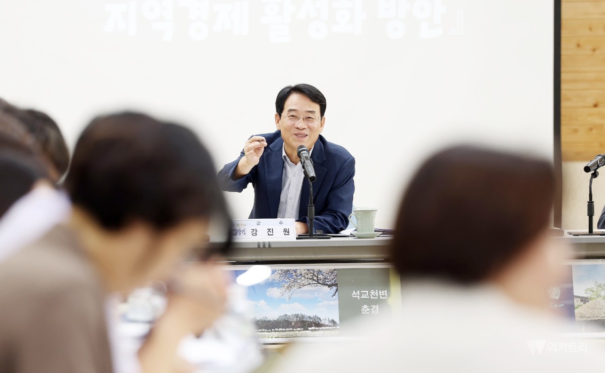 강진원 강진군수가 지난 7일 군청 대회의실에서 열린 브레인스토밍데이 자리에서 직원들에게 AI를 적극활용 해달라고 강조했다. / 강진군
