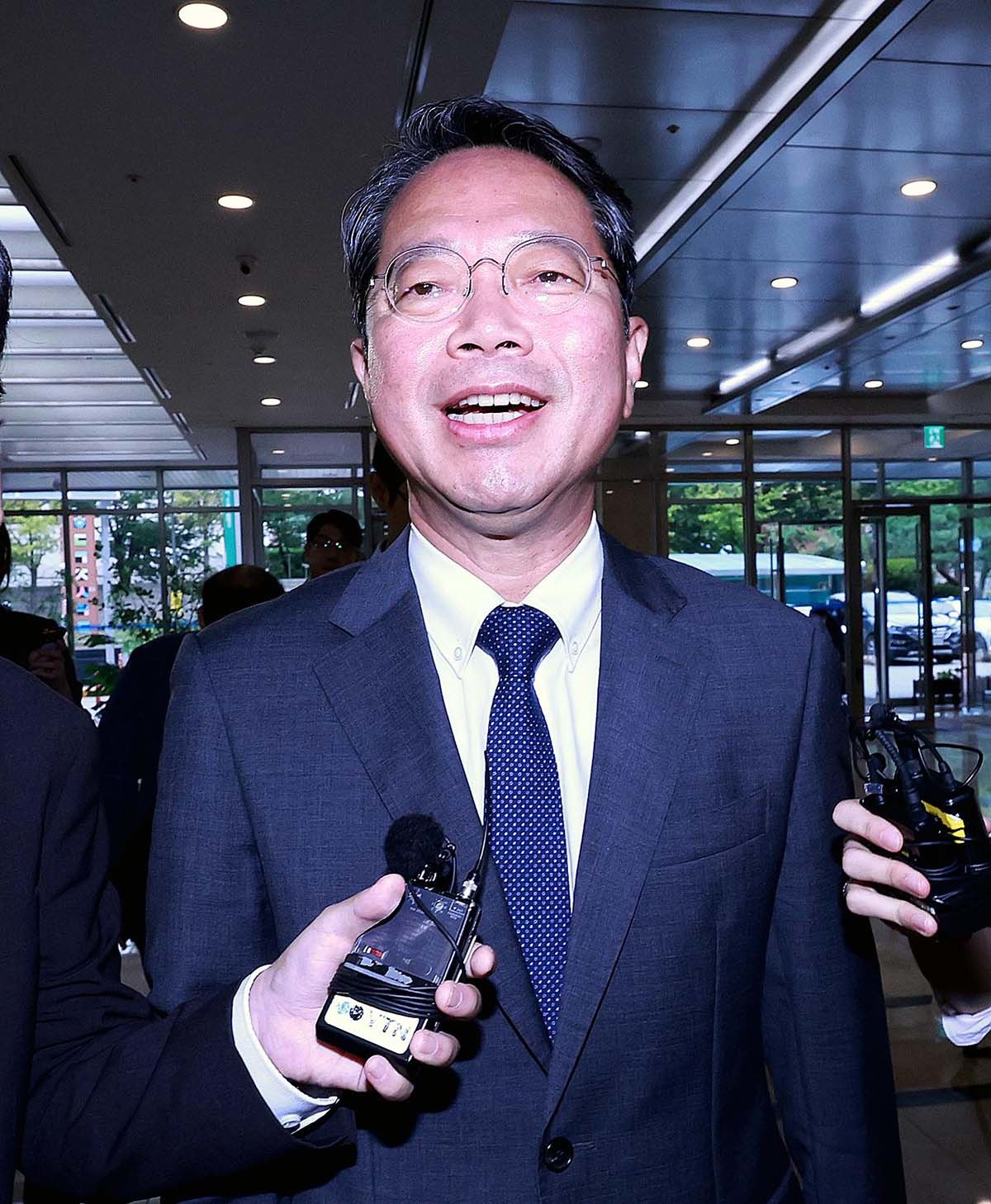 김승원 법무부 장관 후보자가 10일 서울 종로구 적선현대빌딩에 마련된 인사청문회 준비 사무실로 출근하고 있다. / 뉴스1