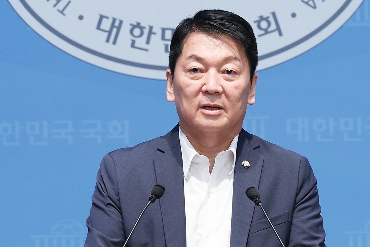 안철수 국민의힘 의원. 기사 이해를 돕기 위한 자료 사진. 안철수 의원이 '국정감사 중 브로커 양 씨 청탁 영업하느라 들락날락했던 김승원, 장관은커녕 의원 자격조차 없다'라고 비판했다. 안 의원은 당시 국회방송 화면 캡처 이미지도 첨부했다. 안 의원은 10일 페이스북에 올린 글에서 '1년에 한 번 국정의 허실을 따지고 국민의 목소리를 전달하는 국정감사 시간에, 국회의원이 국정감사에 집중하지 않고 브로커에 휘둘려 고위 공무원에게 청탁하러 들락날락한 것'이라며 이렇게 지적했다. / 뉴스1