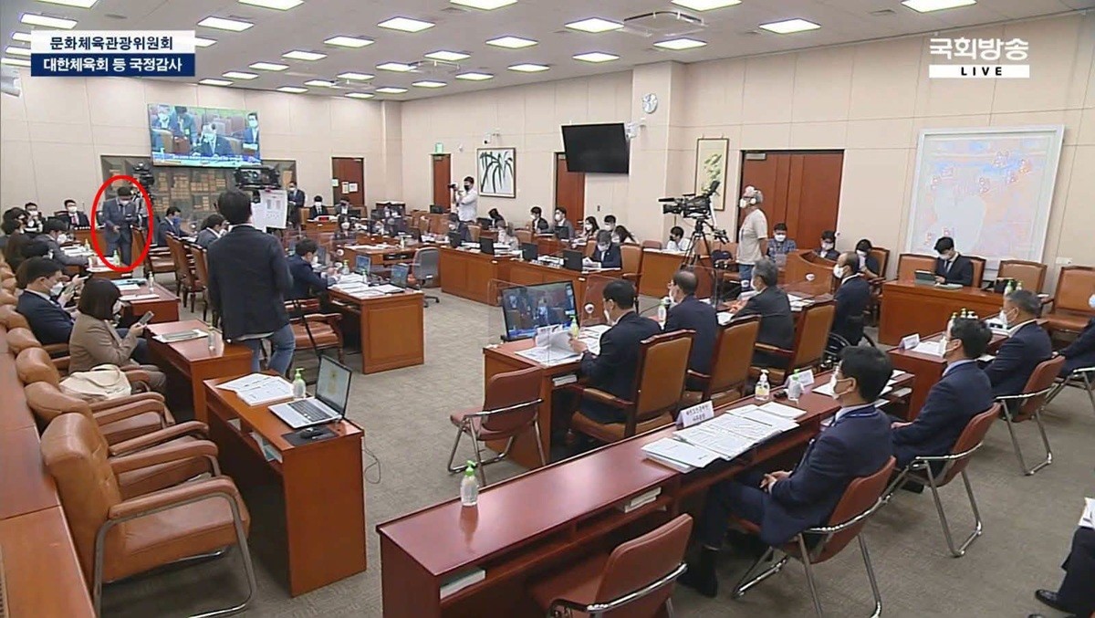 안철수 국민의힘 의원이 공개한 당시 국회방송 방송 화면 캡처 이미지. 빨간색 동그라미 속 남성은 김승원 법무부 장관 후보자라고 안 의원은 밝혔다. / 국회방송 제공-안철수 의원 페이스북
