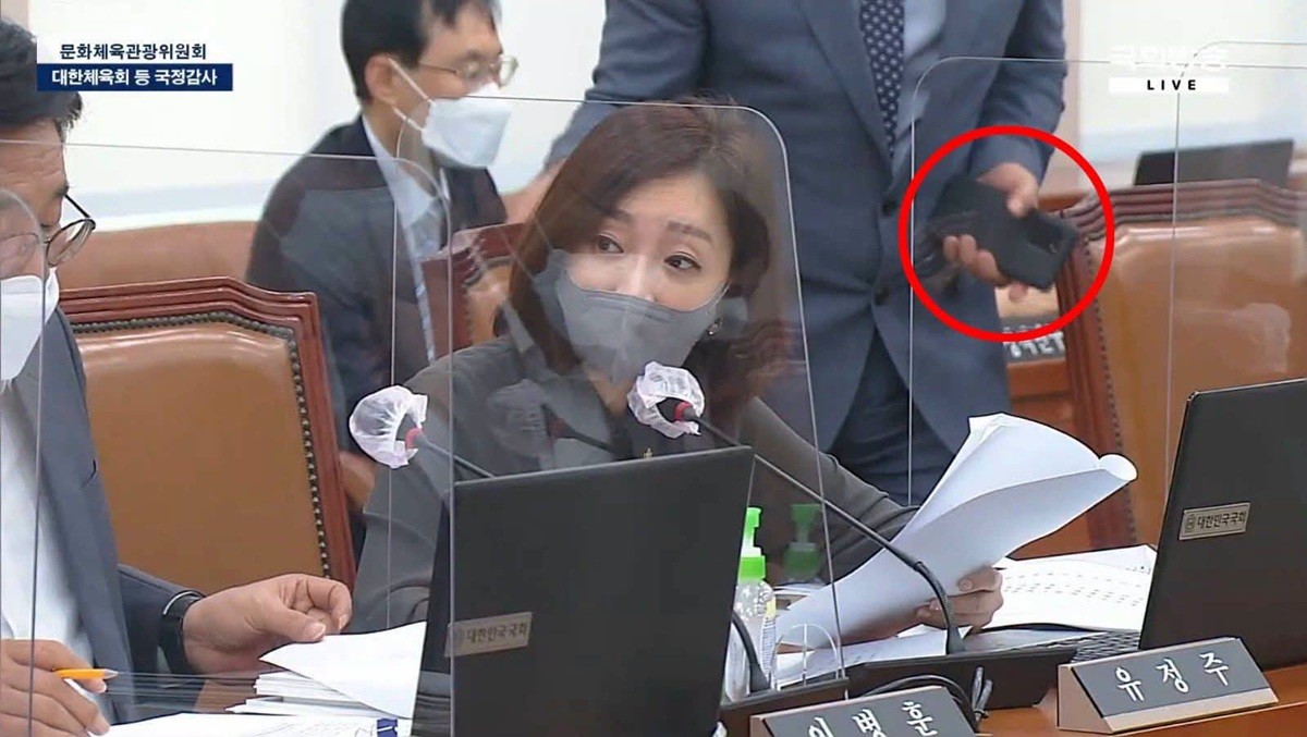 안철수 국민의힘 의원이 공개한 당시 국회방송 방송 화면 캡처 이미지. 빨간색 동그라미 속 남성은 김승원 법무부 장관 후보자라고 안 의원은 밝혔다. / 국회방송 제공-안철수 의원 페이스북
