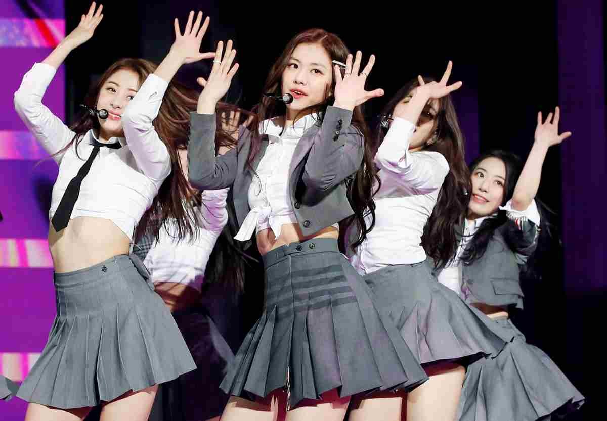 하이브 최초 걸그룹 르세라핌(LE SSERAFIM) 김가람(가운데)이 2022년 서울 중구 장충체육관에서 열린 데뷔 앨범 ‘FEARLESS’ 미디어 쇼케이스에서 신곡을 선보이고 있다. / 뉴스1