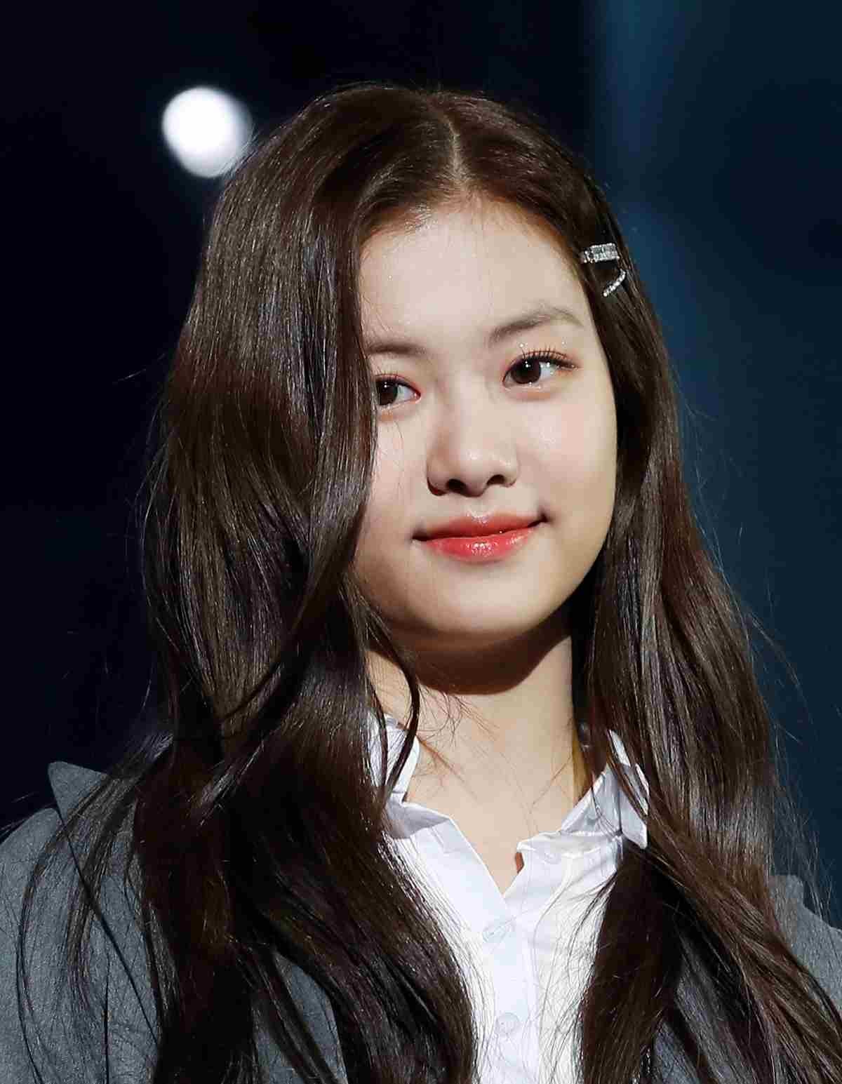 하이브 최초 걸그룹 르세라핌(LE SSERAFIM) 김가람이 2022년 서울 중구 장충체육관에서 열린 데뷔 앨범 ‘FEARLESS’ 미디어 쇼케이스에서 미소를 짓고 있다. / 뉴스1