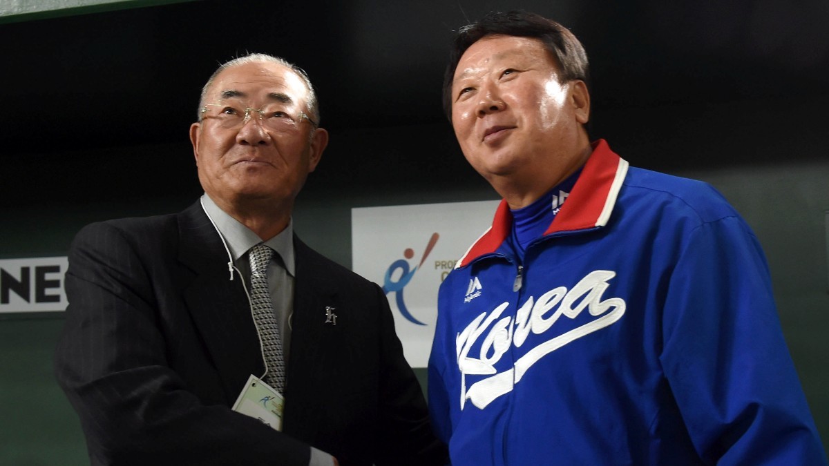 지난 2017아시아프로야구챔피언십(APBC) 1차전 일본과의 경기를 앞두고 인사를 나누고 있는 장훈(왼)과 선동열 감독(오) / 뉴스1