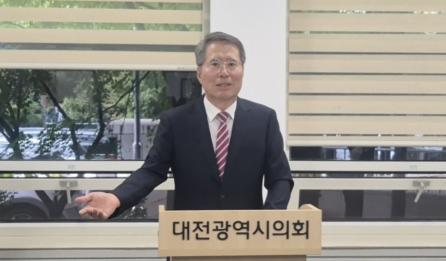양홍규 전 국민의림 대전 서구을 당협위원장이 10일 대전시의회에서 기자회견을 열고 당협위원장 재공모에 나선 배경과 향후 계획을 밝히고 있다./사진=김지연 기자