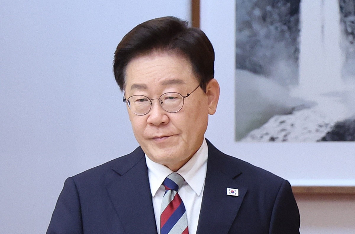 이재명 대통령 모습. 기사 이해를 돕기 위한 자료 사진. 이재명 대통령의 국정운영을 긍정적으로 평가한 비율이 43%로 집계됐다는 여론조사 결과가 10일 나왔다. 엠브레인퍼블릭·케이스탯리서치·코리아리서치·한국리서치가 지난 7∼9일 만 18세 이상 1002명을 대상으로 진행해 이날 공개한 전국지표조사(NBS)에서 이재명 대통령의 국정운영을 긍정 평가한 응답 비율은 2주 전 이뤄진 직전 조사보다 7%포인트(p) 낮은 43%로 집계됐다. 부정 평가 응답은 48%로 나타났다. / 연합뉴스