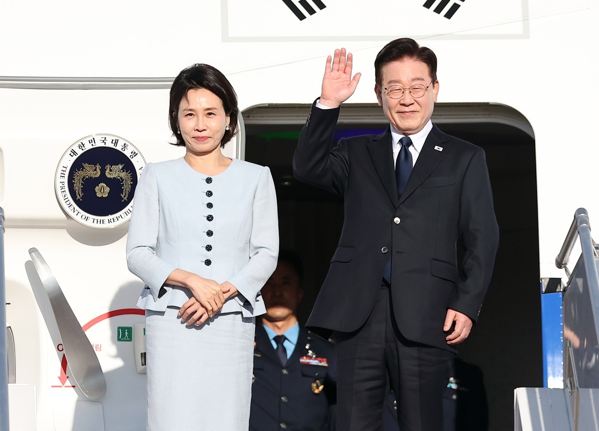 이재명 대통령과 김혜경 여사 모습. 기사 이해를 돕기 위한 자료 사진. 이재명 대통령의 국정운영을 긍정적으로 평가한 비율이 43%로 집계됐다는 여론조사 결과가 10일 나왔다. 엠브레인퍼블릭·케이스탯리서치·코리아리서치·한국리서치가 지난 7∼9일 만 18세 이상 1002명을 대상으로 진행해 이날 공개한 전국지표조사(NBS)에서 이재명 대통령의 국정운영을 긍정 평가한 응답 비율은 2주 전 이뤄진 직전 조사보다 7%포인트(p) 낮은 43%로 집계됐다. 부정 평가 응답은 48%로 나타났다. / 연합뉴스
