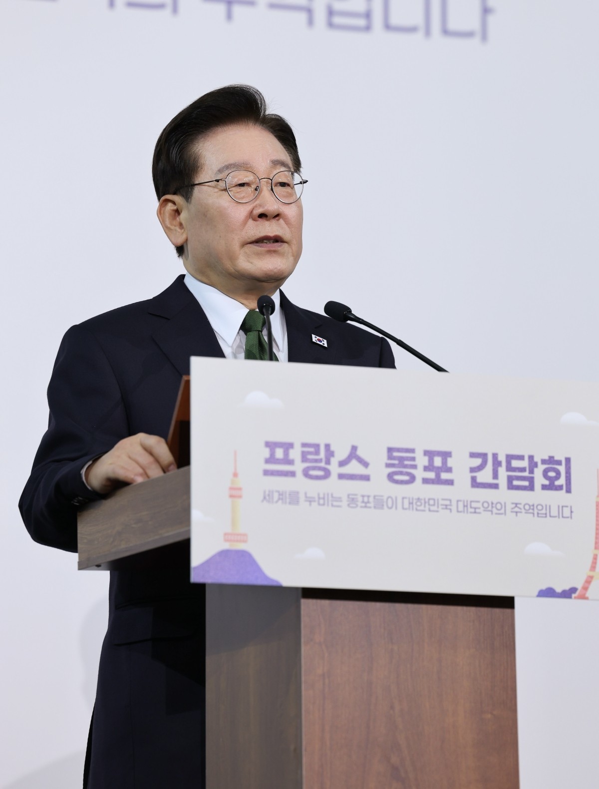 프랑스를 국빈 방문 중인 이재명 대통령이 9일(현지 시각) 파리 한 호텔에서 열린 동포 오찬간담회에서 인사말을 하고 있다. / 뉴스1
