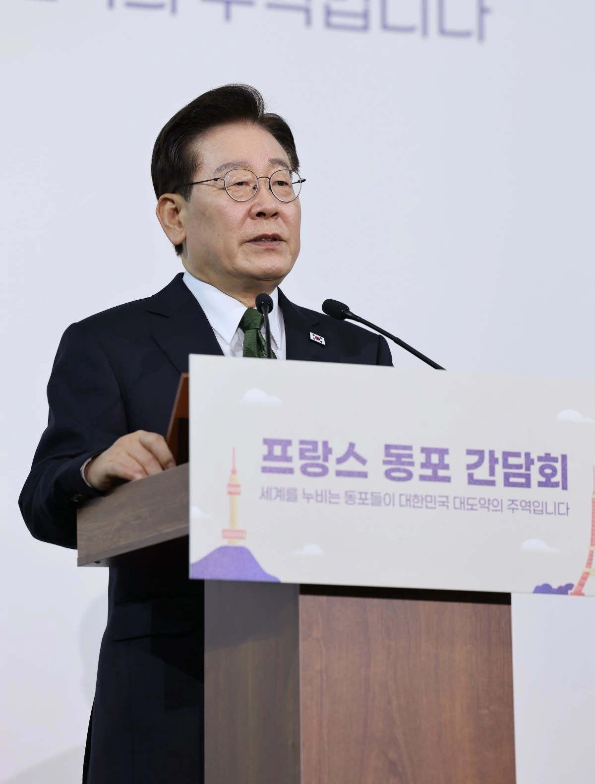 프랑스를 국빈 방문 중인 이재명 대통령이 9일(현지 시각) 파리 한 호텔에서 열린 동포 오찬간담회에서 인사말을 하고 있다. / 뉴스1