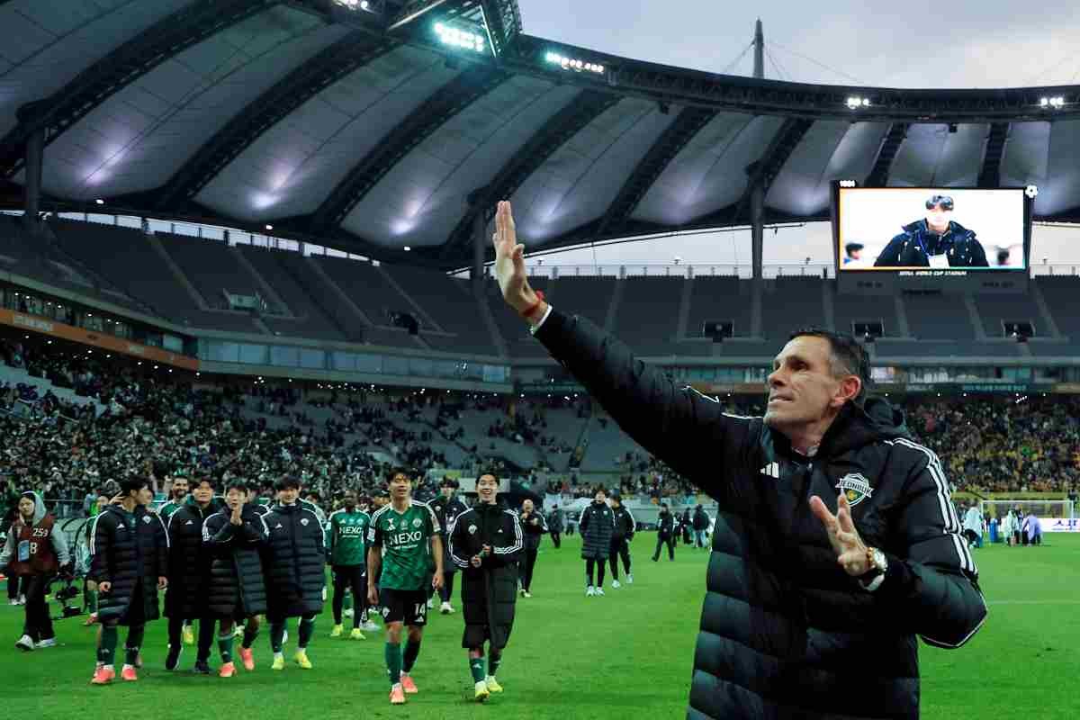 지난해 서울 마포구 월드컵로 서울월드컵경기장에서 열린 광주FC와 전북현대의 2025 하나은행 코리아컵 결승전에서 2대1로 승리해 우승을 차지한 전북현대 거스 포옛 감독이 서포터즈와 기쁨을 나누고 있다. / 뉴스1