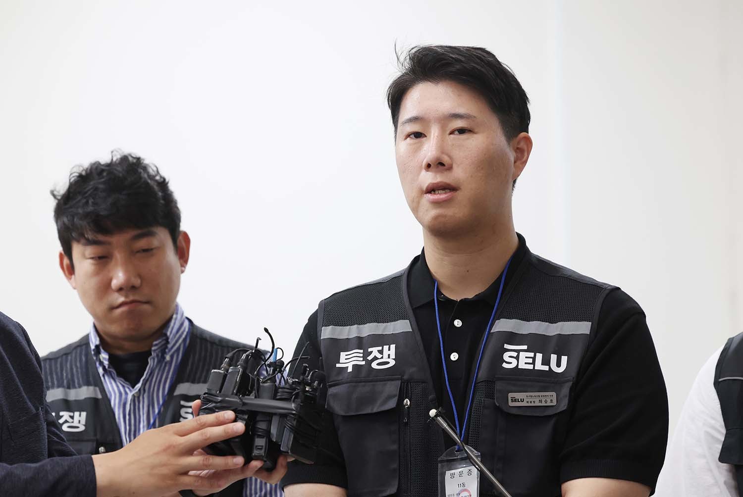 삼성전자 초기업노동조합의 최승호(오른쪽) 위원장과 이송이 부위원장. / 뉴스1