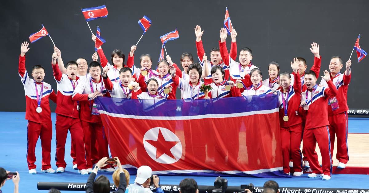 2022 항저우 아시안게임 여자 역도 76kg급 그룹 A 결선에서 북한의 송국향과 정춘희가 각각 금메달과 은메달을 목에 건 뒤 북한의 메달리스트들이 모두 모여 기념촬영을 하고 있다. / 뉴스1