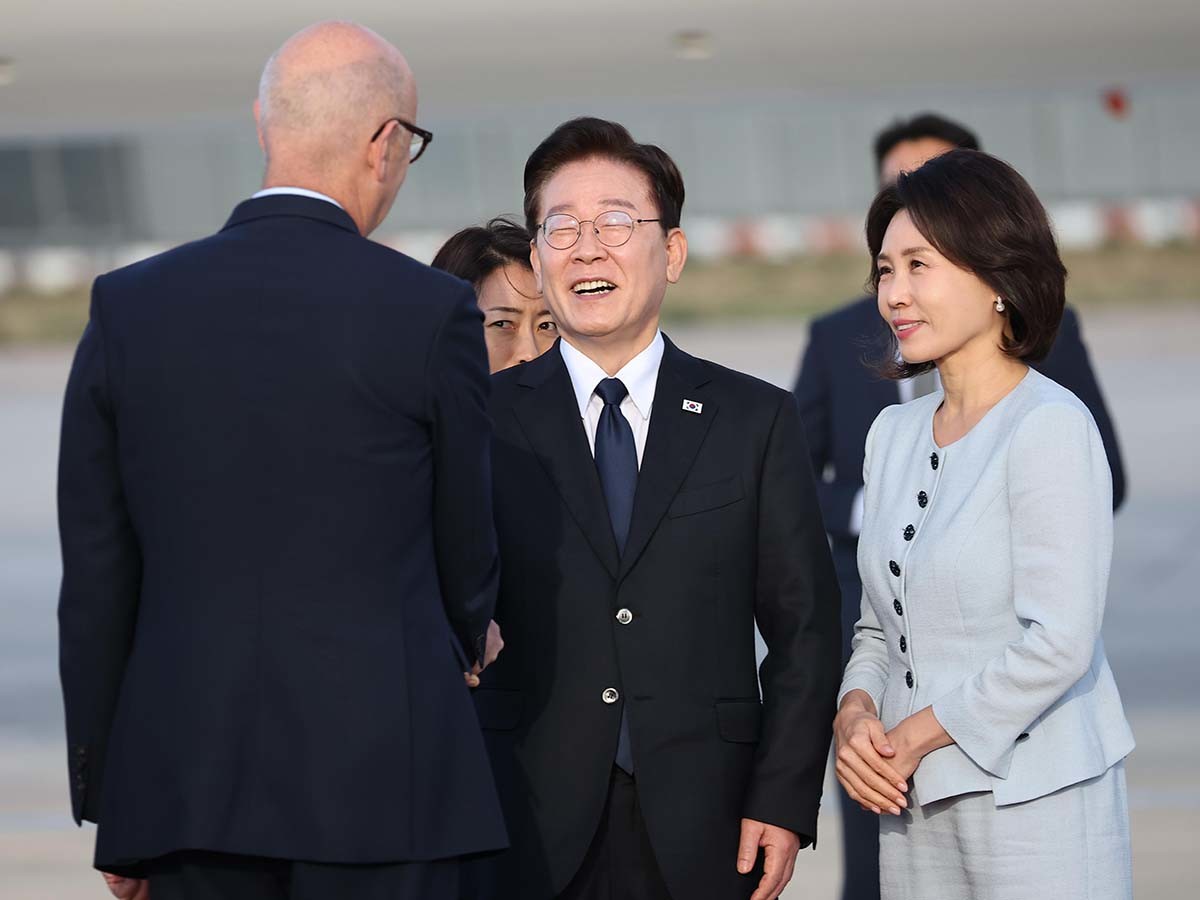 프랑스 국빈 방문 공식일정을 마치고 귀국하는 이재명 대통령이 9일(현지시각) 파리 오를리 국제공항에서 환송객과 인사하고 있다. / 뉴스1