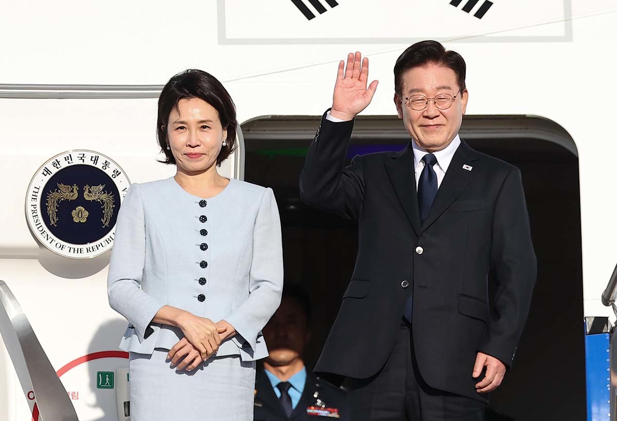 프랑스 국빈 방문 공식일정을 마치고 귀국하는 이재명 대통령과 김혜경 여사가 9일(현지시각) 파리 오를리 국제공항에서 한국행 공군 1호기에 올라 환송객에게 인사하고 있다. / 뉴스1