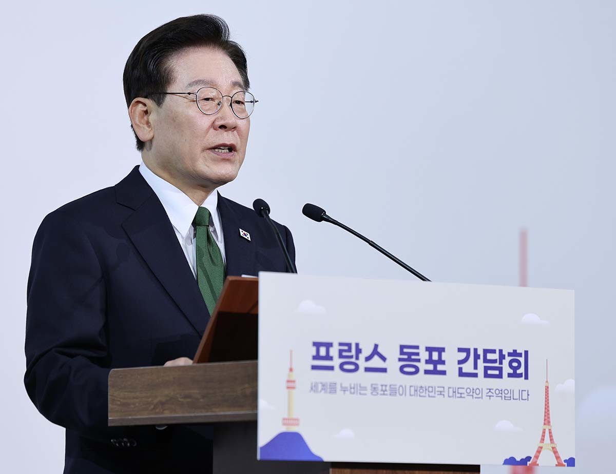 프랑스를 국빈 방문 중인 이재명 대통령이 9일(현지시각) 파리 한 호텔에서 열린 동포 오찬간담회에서 인사말을 하고 있다. / 뉴스1