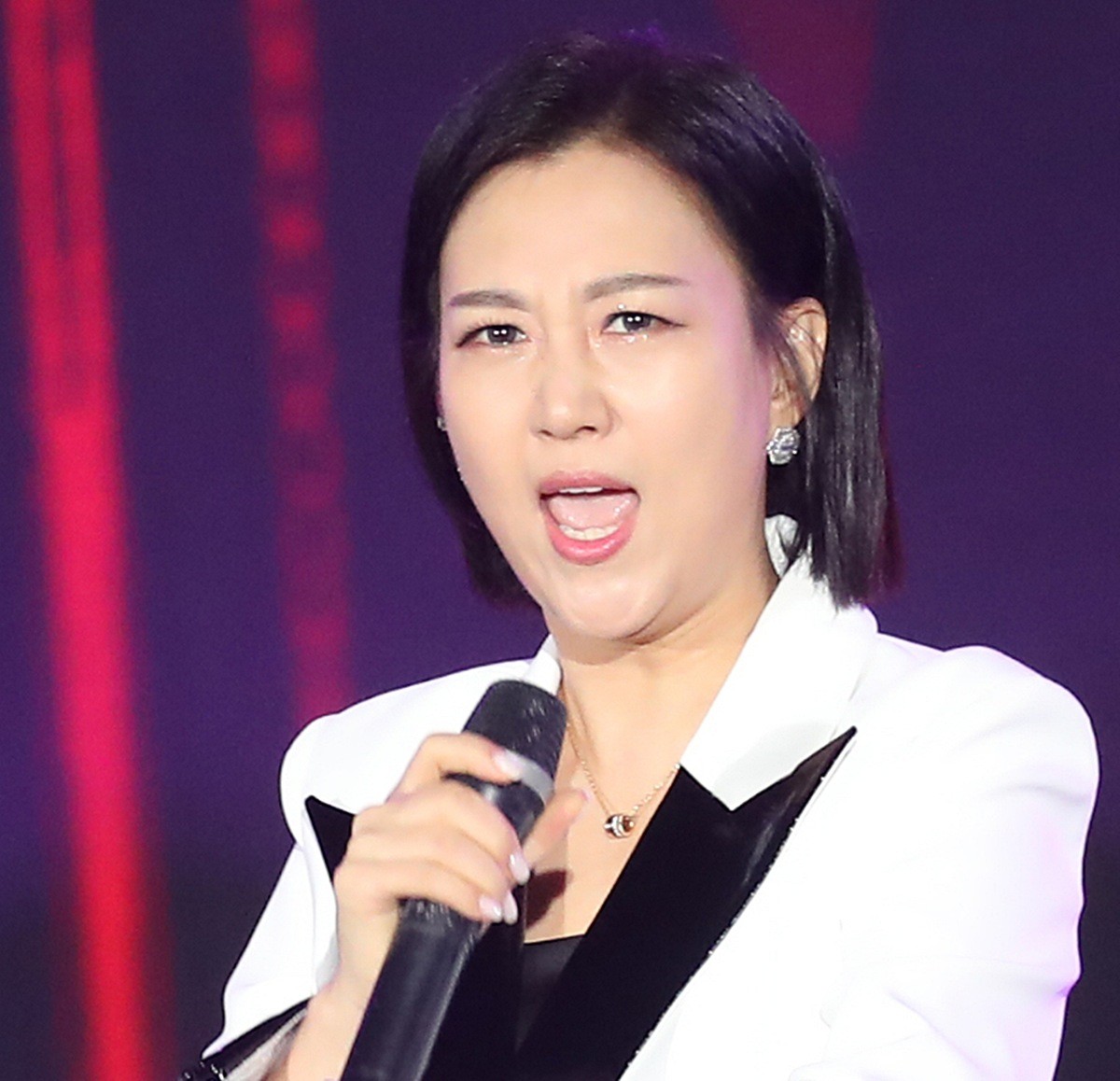가수 장윤정 모습. 기사 이해를 돕기 위한 자료 사진. 지인을 속여 3000여만 원을 가로챈 혐의를 받는 장윤정의 모친이 1심에서 징역형을 선고받았다. 연합뉴스 보도 등에 따르면 10일 서울동부지법 형사2단독 서범준 부장판사는 사기 혐의로 구속된 장윤정의 모친 육모(70) 씨에게 징역 10개월을 선고했다. 이와 관련해 서범준 부장판사는 '범죄 사실을 인정·자백하고 있고 피해자 진술, 피고인 계좌 거래 내역 등을 보면 공소사실 모두 유죄로 인정된다'라며 '수법과 결과를 고려할 때 죄질이 불량하고 피해자 회복도 이뤄지지 않았다'라고 밝혔다. / 뉴스1