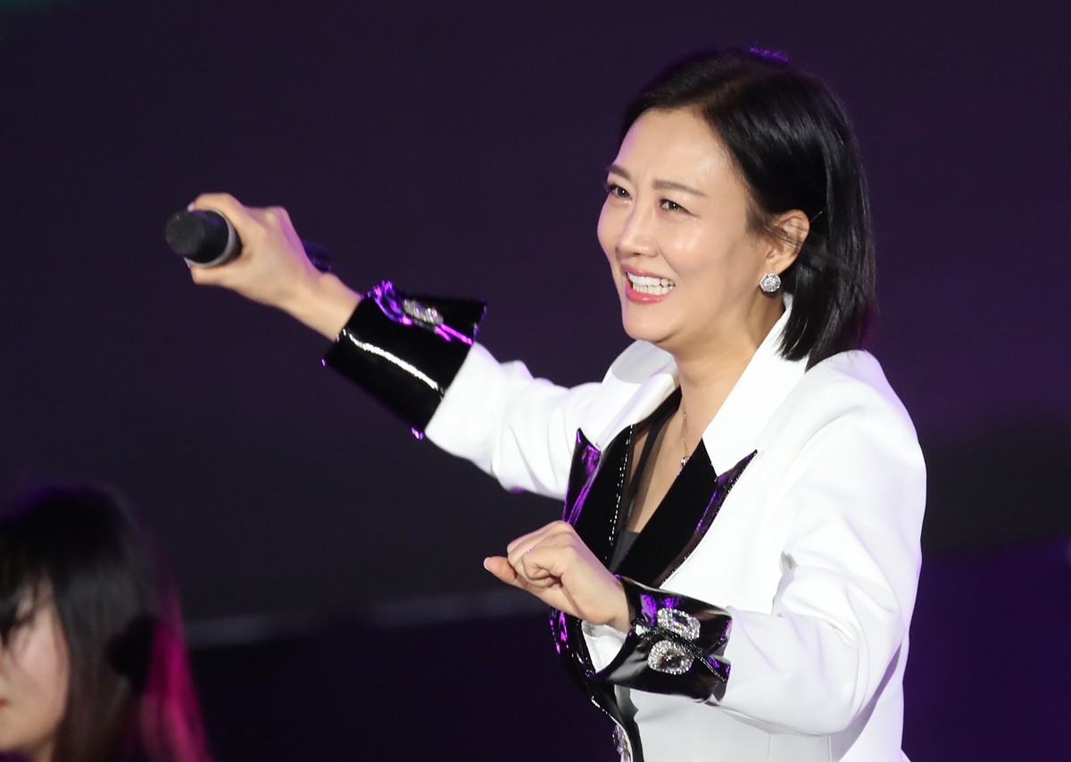가수 장윤정 모습. 기사 이해를 돕기 위한 자료 사진. 지인을 속여 3000여만 원을 가로챈 혐의를 받는 장윤정의 모친이 1심에서 징역형을 선고받았다. 연합뉴스 보도 등에 따르면 10일 서울동부지법 형사2단독 서범준 부장판사는 사기 혐의로 구속된 장윤정의 모친 육모(70) 씨에게 징역 10개월을 선고했다. 이와 관련해 서범준 부장판사는 '범죄 사실을 인정·자백하고 있고 피해자 진술, 피고인 계좌 거래 내역 등을 보면 공소사실 모두 유죄로 인정된다'라며 '수법과 결과를 고려할 때 죄질이 불량하고 피해자 회복도 이뤄지지 않았다'라고 밝혔다. / 뉴스1