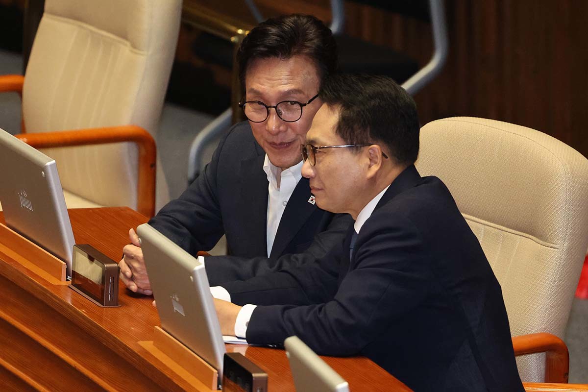 더불어민주당 김민석 대표와 박선원 최고위원이 10일 오후 서울 여의도 국회에서 열린 제439회국회(정기회) 제6차 본회의에서 대화를 나누고 있다. / 뉴스1