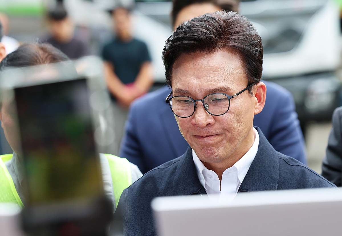 김민석 더불어민주당 대표가 10일 서울 종로구 창신동 쓰레기 적환장을 방문해 생활폐기물 수집·운반 등 환경미화원 업무 현황을 점검하고 있다. / 뉴스1
