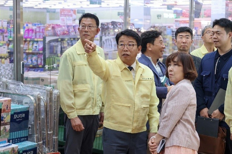 김찬술 대덕구청장이 이달 9일 추석을 앞두고 중리시장을 방문해 특별안전점검을 진행하고 있다./사진=대덕구