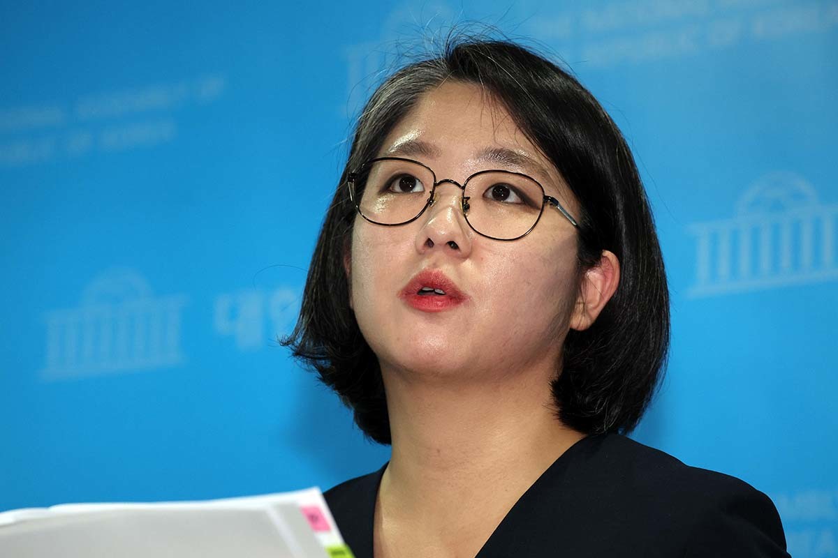 용혜인 성평등가족부 장관 후보자가 10일 서울 여의도 국회 소통관에서 입장 발표 기자회견에서 취재진의 질의에 답변하고 있다. / 뉴스1