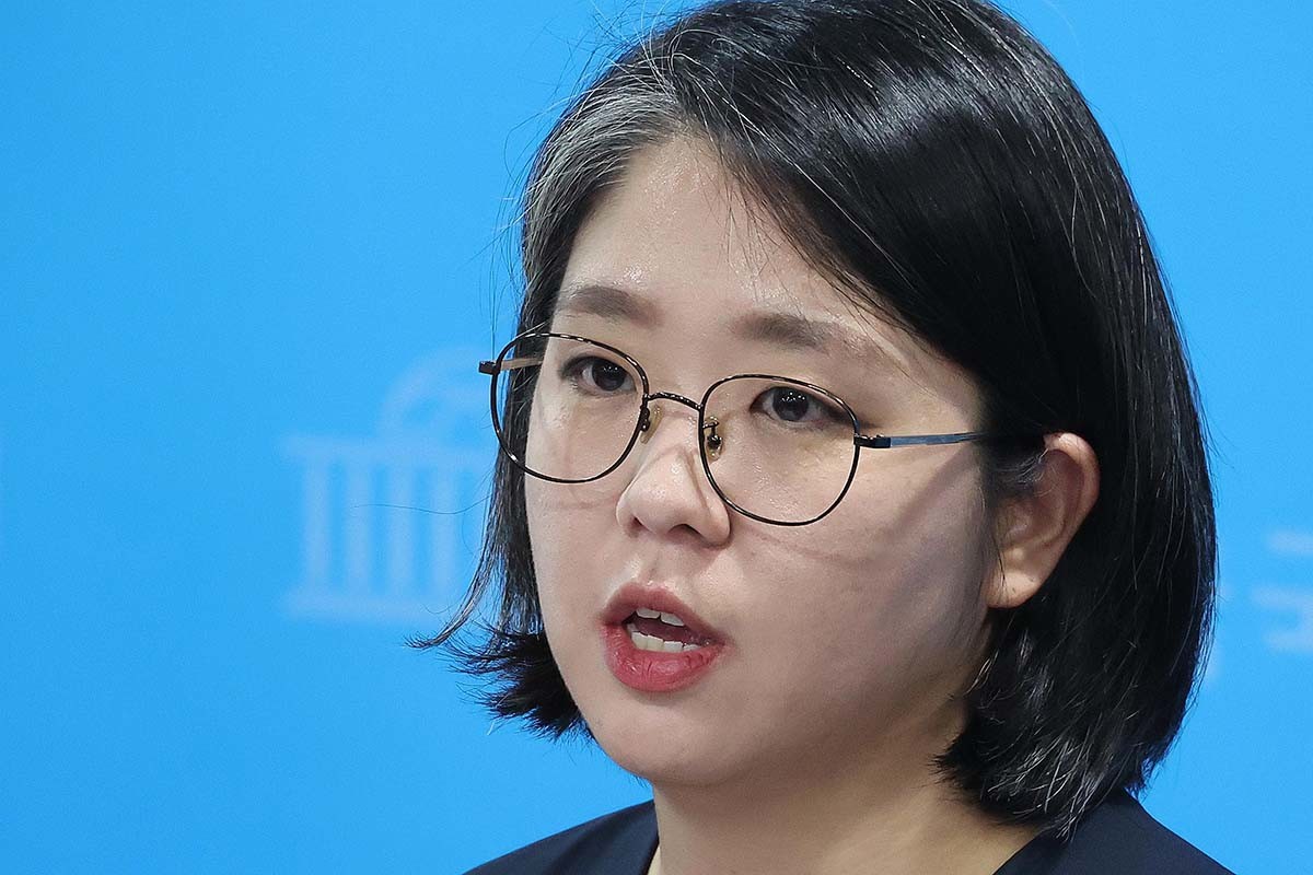 용혜인 성평등가족부 장관 후보자가 10일 서울 여의도 국회 소통관에서 입장 발표 기자회견에서 취재진의 질의에 답변하고 있다. / 뉴스1