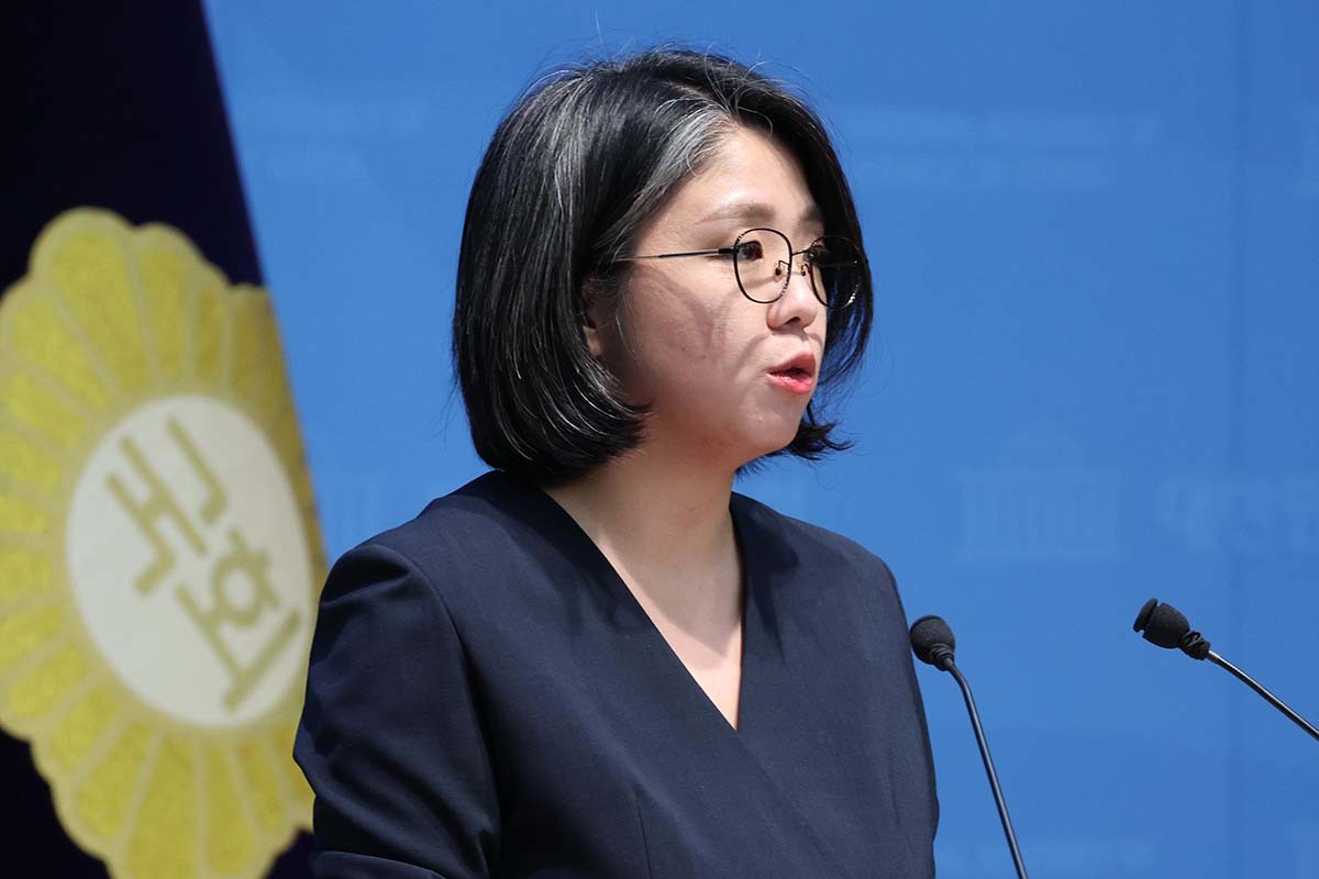 용혜인 성평등가족부 장관 후보자가 10일 서울 여의도 국회 소통관에서 입장 발표 기자회견에서 취재진의 질의에 답변하고 있다. / 뉴스1