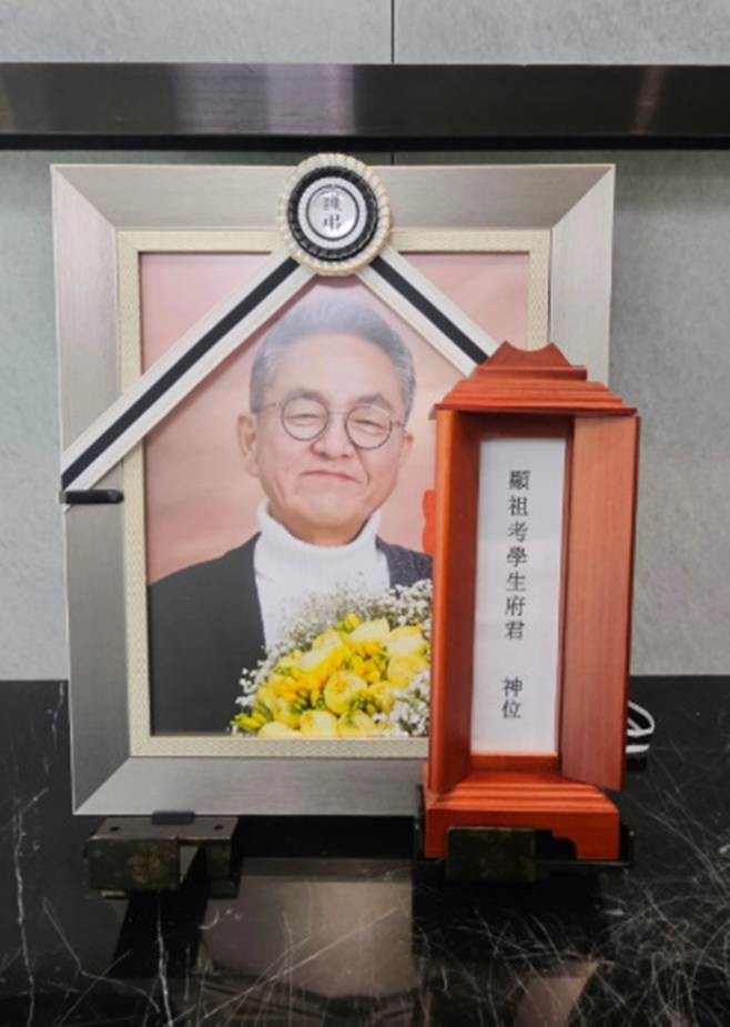 고(故) 전경철 작가 영정 / 출판사 관계자 SNS