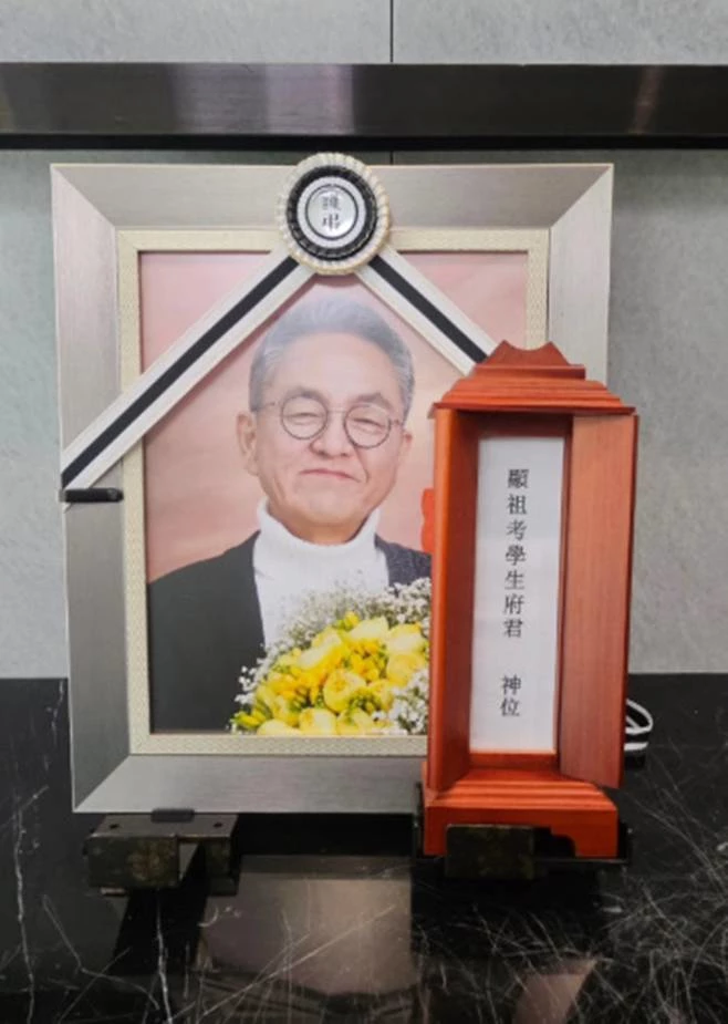 고(故) 전경철 작가 영정 / 출판사 관계자 SNS