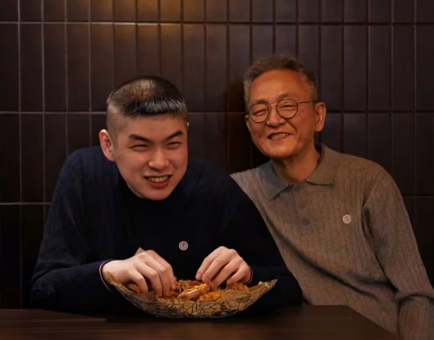 전경철 작가와 중증 자폐스펙트럼을 앓고 있는 아들 제원 씨 / 전경철 작가 제공