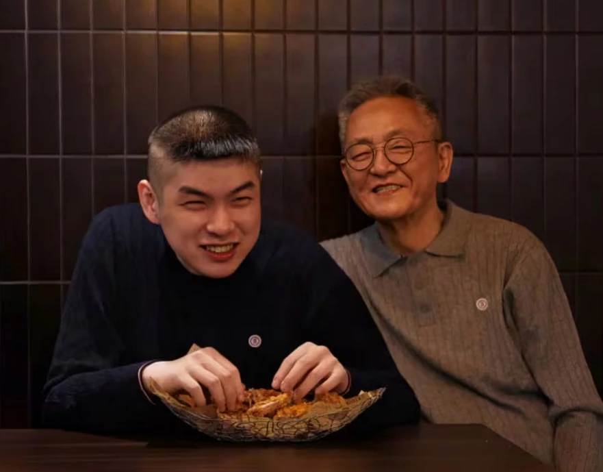 전경철 작가와 중증 자폐스펙트럼을 앓고 있는 아들 제원 씨 / 전경철 작가 제공