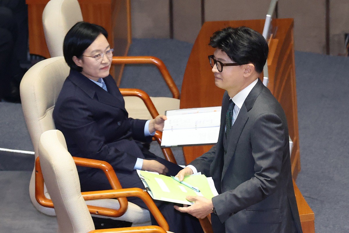 한동훈 무소속 의원이 10일 서울 여의도 국회에서 열린 제439회국회(정기회) 제6차 본회의 대정부 질문에서 외교·통일·안보에 관한 질문을 마친 후 본회의장을 나서고 있다. / 뉴스1