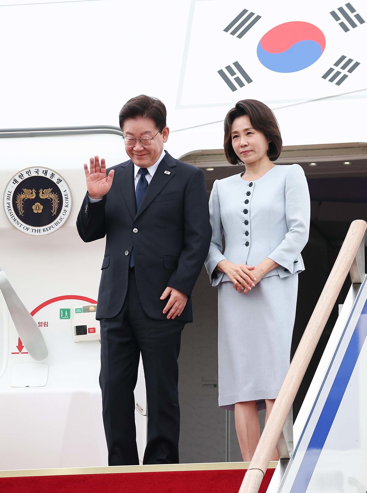 프랑스 국빈 방문 일정을 마치고 귀국한 이재명 대통령과 김혜경 여사가 10일 성남 서울공항에 도착한 공군 1호기에서 환영객에게 인사하고 있다. / 뉴스1