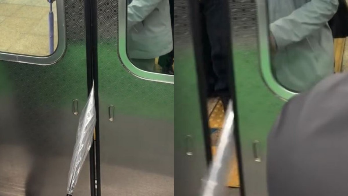 지하철 2호선 선릉역에서 한 승객이 닫히는 출입문 사이에 우산을 끼워 넣으며 탑승을 시도하고 있다. / 온라인 커뮤니티