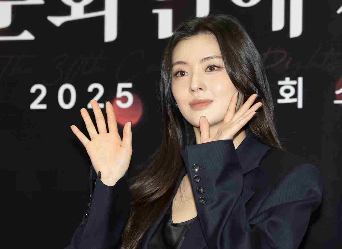 배우 이선빈이 지난해 서울 강남구 한국과학기술회관에서 열린 제30회 소비자의 날 KCA 문화연예 시상식에 참석해 포즈를 취하고 있다.  / 뉴스1