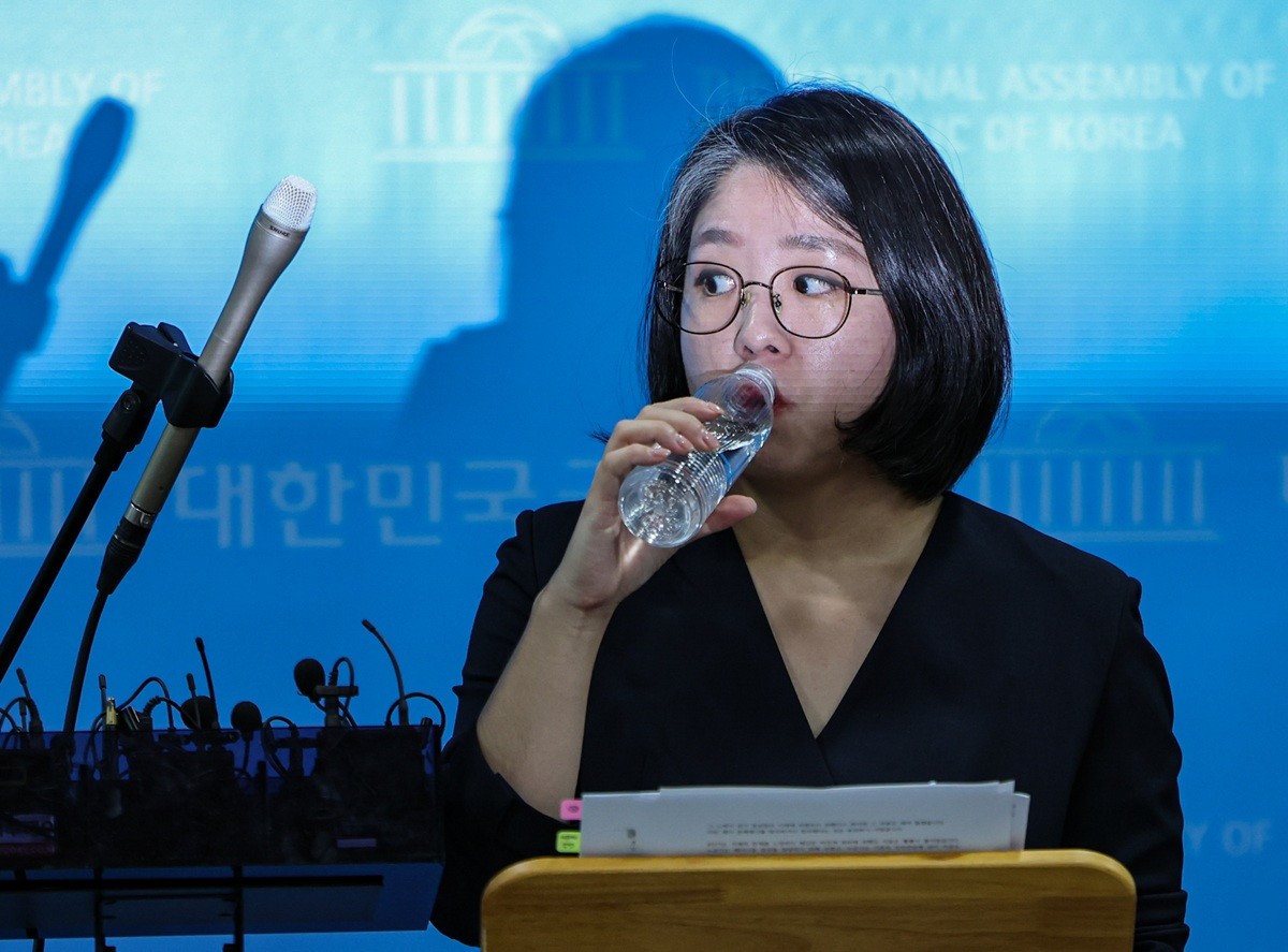용혜인 성평등가족부 장관 후보자가 10일 서울 여의도 국회 소통관에서 입장 발표 기자회견에서 취재진의 질의에 답변하기 전 물을 마시고 있다. 기사 이해를 돕기 위한 자료 사진 / 뉴스1