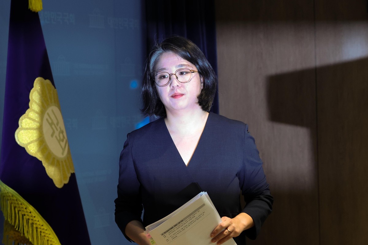 용혜인 성평등가족부 장관 후보자가 10일 서울 여의도 국회 소통관에서 입장 발표 기자회견을 마치고 이동하고 있다. / 뉴스1