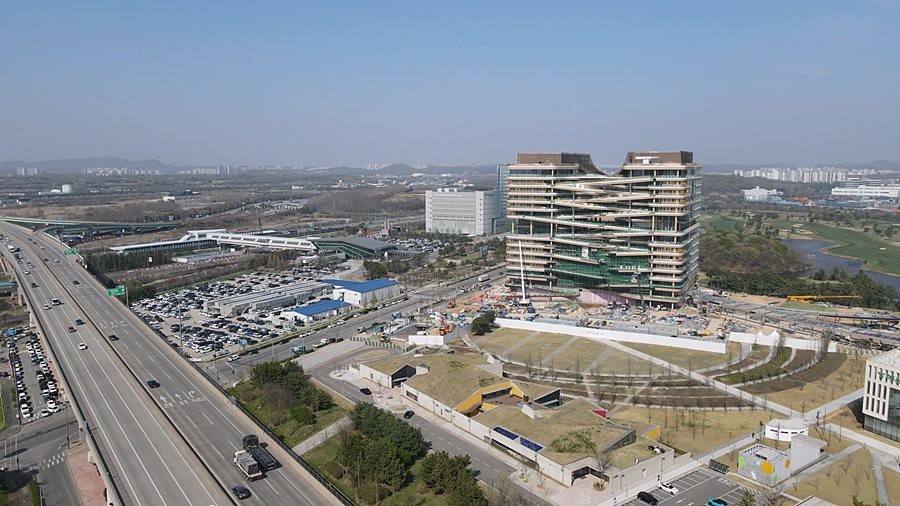 청라국제도시 하나금융그룹 헤드쿼터(4월 촬영)