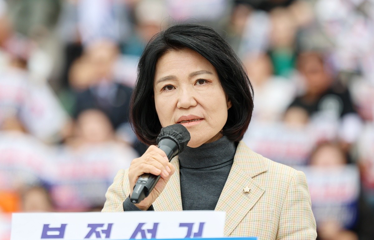 이진숙 국민의힘 의원이 지난 10일 서울 여의도 국회 본관 앞 계단에서 열린 '국민이 심판한다! 국민대회'에서 발언하고 있다. 기사 이해를 돕기 위한 자료 사진. 한병도 더불어민주당 원내대표는 이진숙 의원실이 서울 여의도 국회 본청 앞에서 주최한 행사와 관련해 '이진숙 의원이 또다시 국회를 극우 세력 준동의 장으로 변질시켰다'라고 비판했다. 한 원내대표는 11일 충북도청에서 열린 당 최고위원회의에서 '(전날 열린 행사에서는) 선거 음모론뿐만이 아니라 유공자 명단 공개와 북한군 개입설을 들먹이며 5·18을 모독하는 망언들이 또다시 난무했다'라며 이렇게 말했다. / 뉴스1
