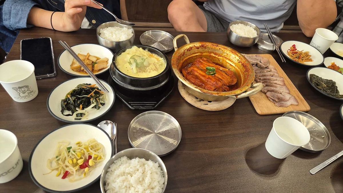 문제의 식당을 고발한 네티즌이 스레드에 올린 사진. 4인상이다. / 스레드