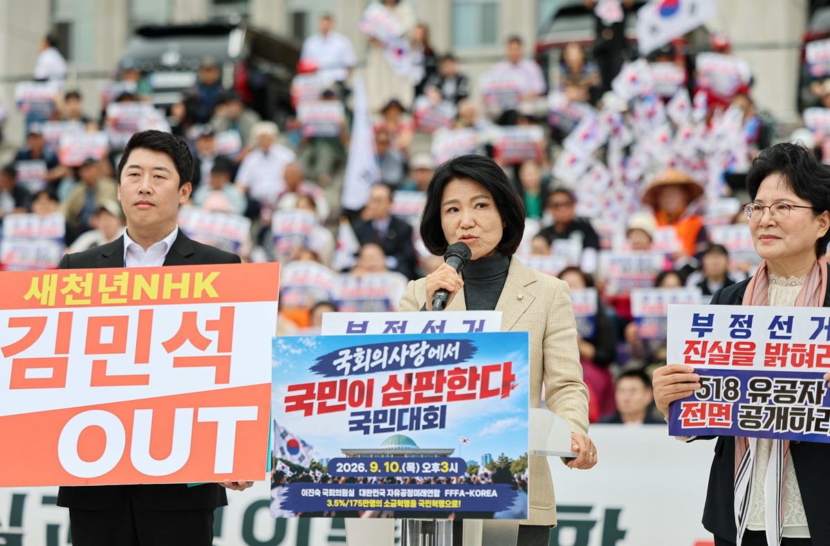 이진숙 국민의힘 의원이 지난 10일 서울 여의도 국회 본관 앞 계단에서 열린 '국민이 심판한다! 국민대회'에서 발언하고 있다. 기사 이해를 돕기 위한 자료 사진. 이날 행사를 마친 이진숙 의원은 페이스북에 올린 글에서 '국민 여러분, 그리고 청년 여러분, 오늘 국회 앞을 메운 뜨거운 함성을 가슴 깊이 새긴다. 불의와 불공정에 타협하지 않는 자랑스러운 청년들과 국민 여러분을 봤다'라며 '여러분이라는 버팀목이 있기에, 저 이진숙은 결코 포기하지 않겠다. 자유 대한민국과 자유민주주의를 지키기 위해 국민 여러분과 끝까지 함께 하겠다'라고 밝혔다. / 뉴스1